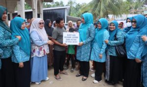 Ketua TP PKK Aceh Marlina Muzakir, bersama Staf Ahli TP PKK Aceh Mukarramah Fadhlullah, menyerahkan bantuan seekor sapi meugang untuk masyarakat Gampong Babah Krueng Kecamatan Sawang, Jum’at (13/2/2026). Bantuan Sapi Meugang